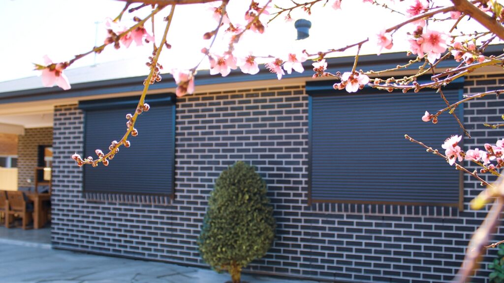 Dynamic roller shutters protection from elements